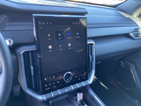 Used 2025 GMC Acadia Elevation image 36