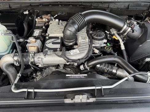 Used 2017 Nissan Titan SV image 7