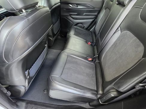 Used 2025 Jeep Grand Cherokee Altitude image 10