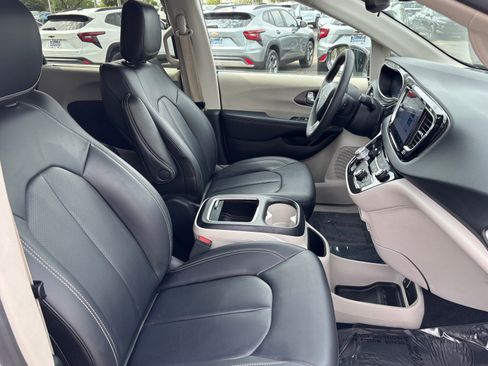 Used 2024 Chrysler Pacifica Touring-L FWD image 32