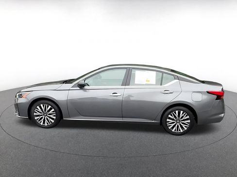 Used 2025 Nissan Altima 2.5 SV FWD image 9