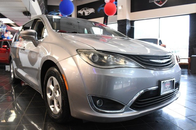 Used 2017 Chrysler Pacifica Touring Plus FWD image 3