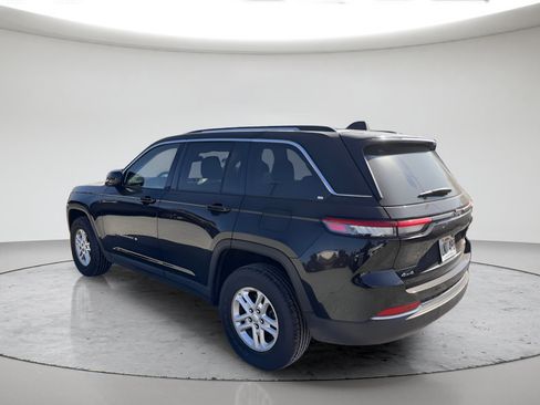 Used 2023 Jeep Grand Cherokee Laredo AWD/4WD image 5