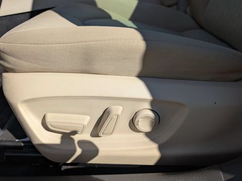 Used 2018 Toyota Camry LE FWD image 19