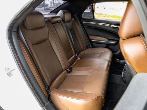 Used 2018 Chrysler 300 Limited image 33