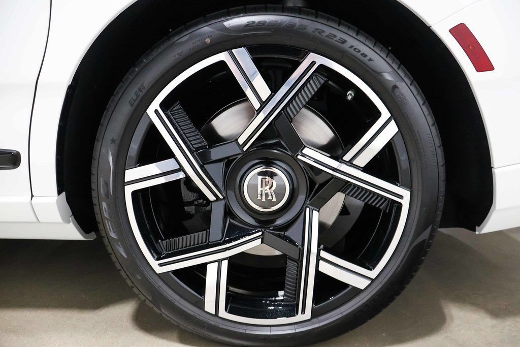 Used 2025 Rolls-Royce Cullinan Black Badge AWD/4WD image 34