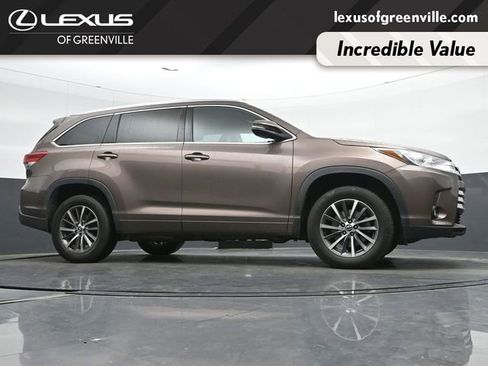 Used 2017 Toyota Highlander XLE FWD image 11