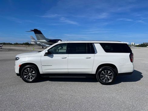 Used 2022 Chevrolet Suburban LT w/ Luxury Package RWD image 13