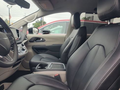 Used 2024 Chrysler Pacifica Touring-L FWD image 6