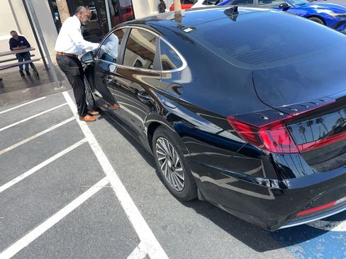 Used 2023 Hyundai Sonata Limited w/ Cargo Package FWD image 4