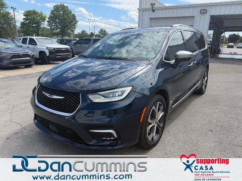 Used 2023 Chrysler Pacifica Pinnacle AWD/4WD image 1