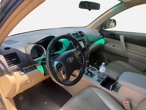 Used 2013 Toyota Highlander FWD image 2