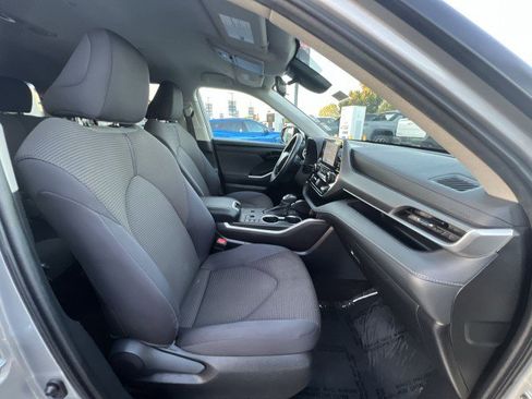 Used 2023 Toyota Highlander LE image 27