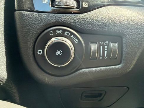 Used 2021 Jeep Cherokee Latitude Plus FWD image 21