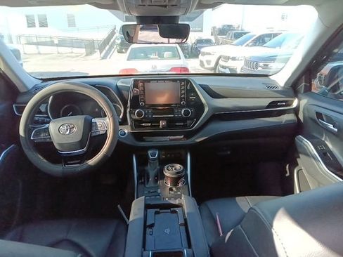 Used 2021 Toyota Highlander XLE AWD/4WD image 13