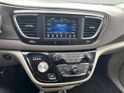 Used 2018 Chrysler Pacifica L image 12