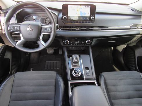 Used 2024 Mitsubishi Outlander SE image 13