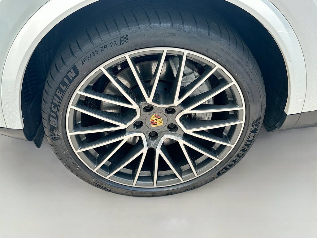 Used 2023 Porsche Cayenne Platinum Edition AWD/4WD image 32
