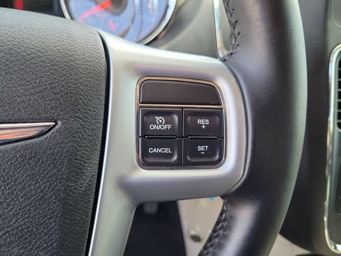 Used 2012 Chrysler Town & Country Touring FWD image 6