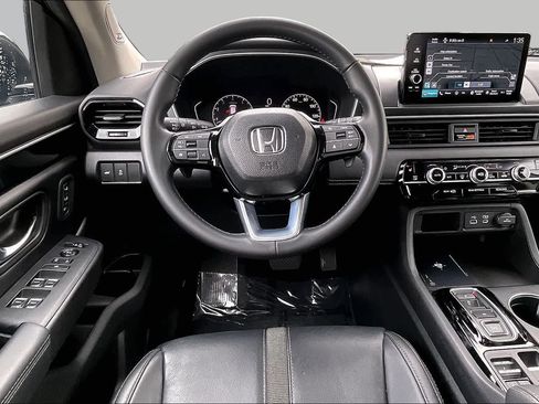 Used 2024 Honda Pilot Touring image 6