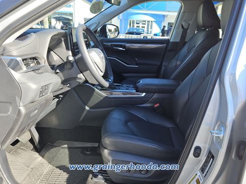 Used 2025 Toyota Highlander Limited image 10