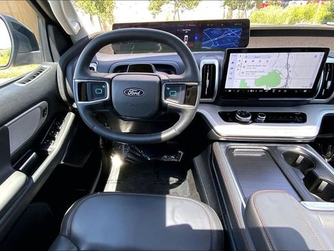 Used 2025 Ford Expedition Active AWD/4WD image 5
