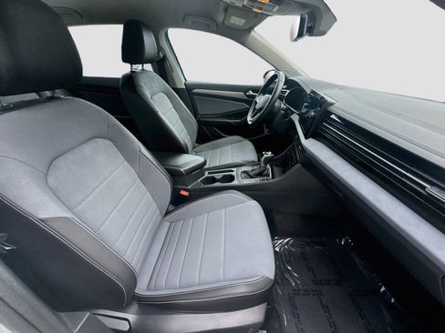 Used 2025 Volkswagen Jetta SE FWD image 30