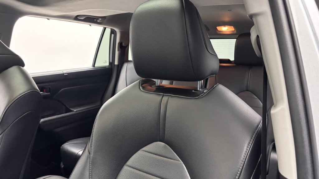 Certified 2021 Toyota Highlander XLE AWD/4WD image 17