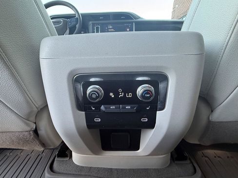 Used 2023 GMC Yukon XL Denali AWD/4WD image 19