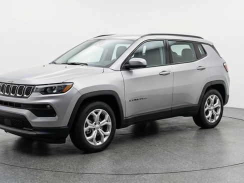 Used 2025 Jeep Compass Latitude AWD/4WD image 3