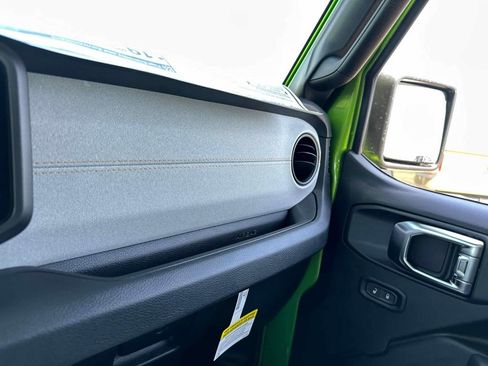 New 2025 Jeep Gladiator Sport image 18