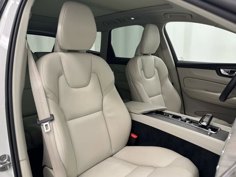 Used 2023 Volvo XC60 B5 Plus image 19