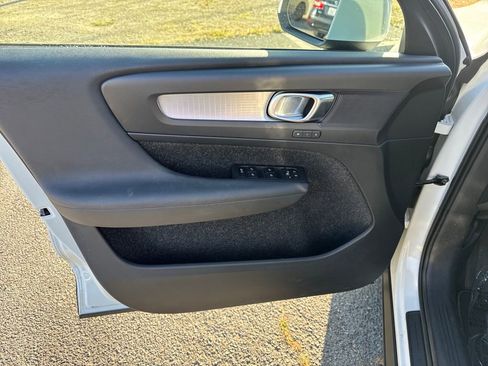 Used 2020 Volvo XC40 T5 Momentum image 9