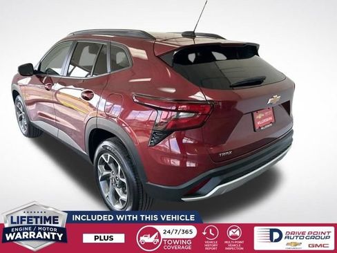 Used 2025 Chevrolet Trax LT FWD image 6