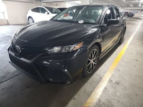 Used 2021 Toyota Camry SE FWD image 4