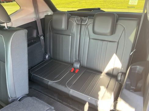 Used 2024 Volkswagen Tiguan SE image 36