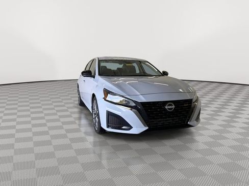 Certified 2024 Nissan Altima 2.0 SR image 3