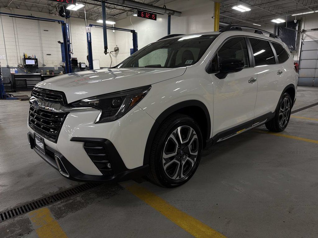 Used 2025 Subaru Ascent Touring AWD/4WD image 4
