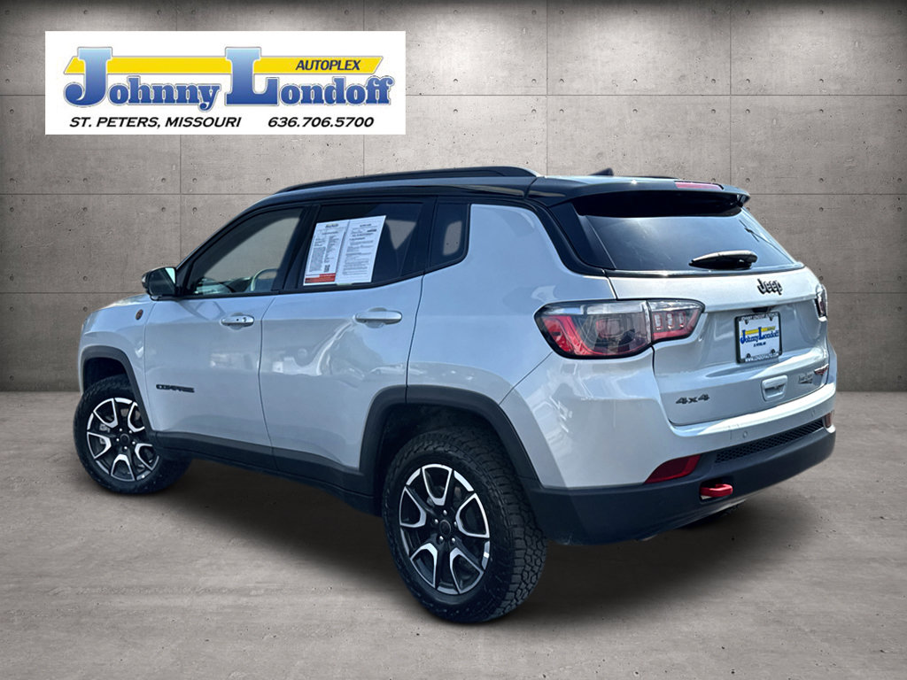 Used 2025 Jeep Compass Trailhawk AWD/4WD image 3