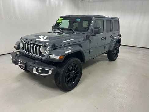 Used 2025 Jeep Wrangler Unlimited Sahara w/ Safety Group AWD/4WD image 2