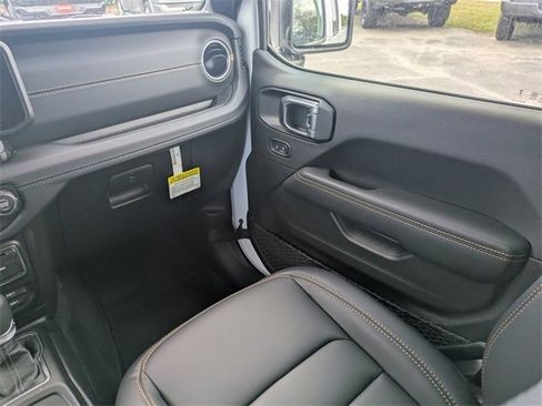 New 2025 Jeep Gladiator Sport image 17