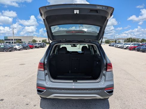 Used 2024 Volkswagen Taos SE w/ Panoramic Sunroof Package FWD image 32