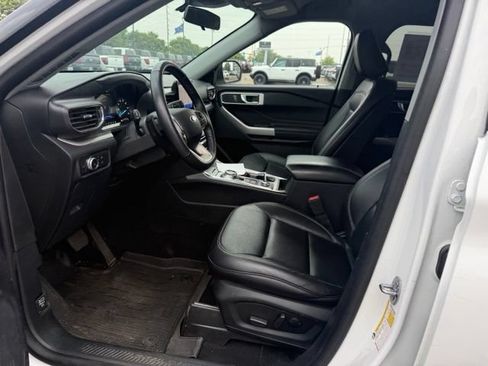 Used 2020 Ford Explorer XLT w/ Equipment Group 202A AWD/4WD image 2