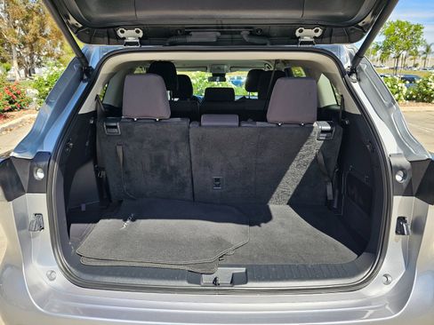 Used 2025 Toyota Highlander LE image 26