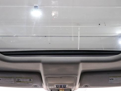 Used 2018 Land Rover Discovery HSE AWD/4WD image 12