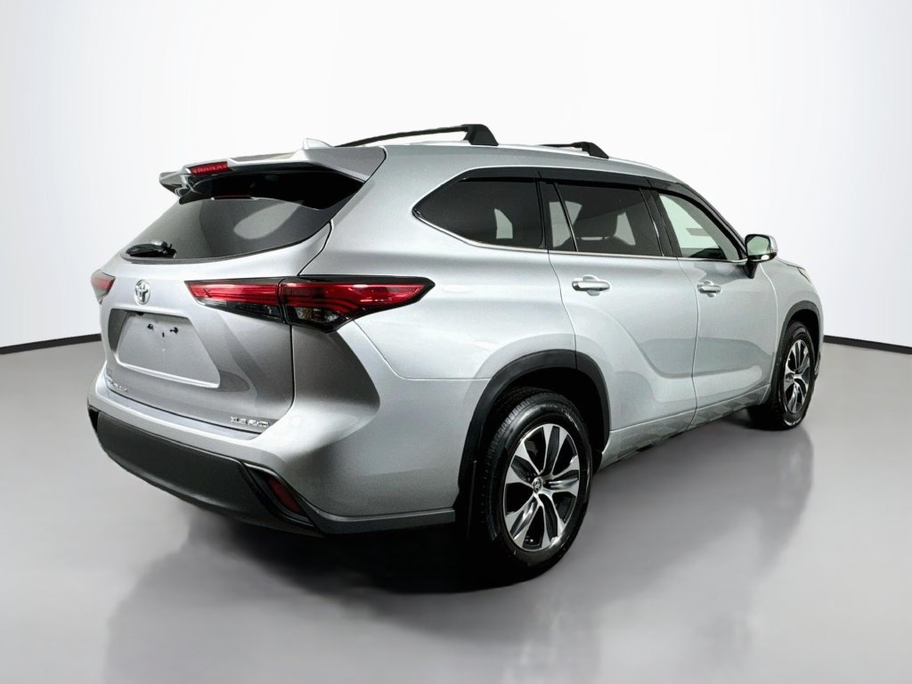 Used 2022 Toyota Highlander XLE AWD/4WD image 8