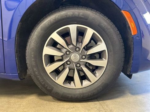 Used 2020 Chrysler Pacifica Touring-L Plus w/ Advanced Safetytec Group FWD image 11