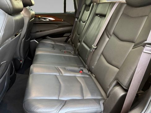 Used 2017 Cadillac Escalade Luxury image 3