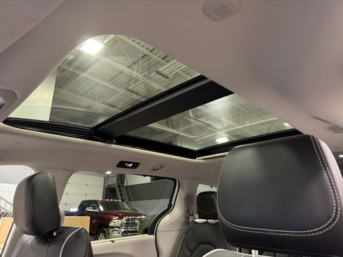 Used 2024 Chrysler Pacifica Limited image 5