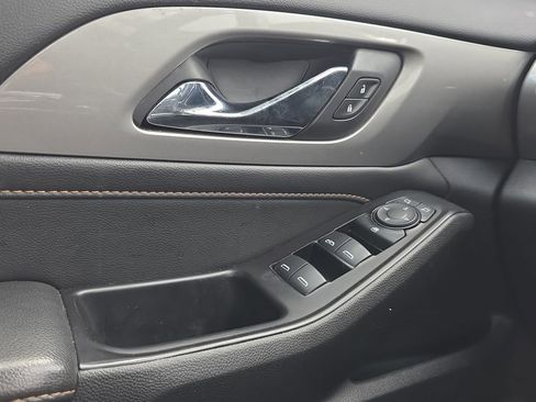 Used 2020 Chevrolet Traverse LT FWD image 11